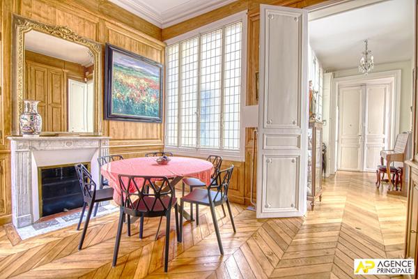 Versailles Saint-Louis Appartement 6 pièces 144.03 m² carrez situé au 2ème étage avec chambre de service, cave et parking en option €1 150 000 ** - Référence 27321