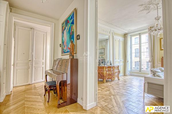 Versailles Saint-Louis Appartement 6 pièces 144.03 m² carrez situé au 2ème étage avec chambre de service, cave et parking en option €1 150 000 ** - Référence 27321