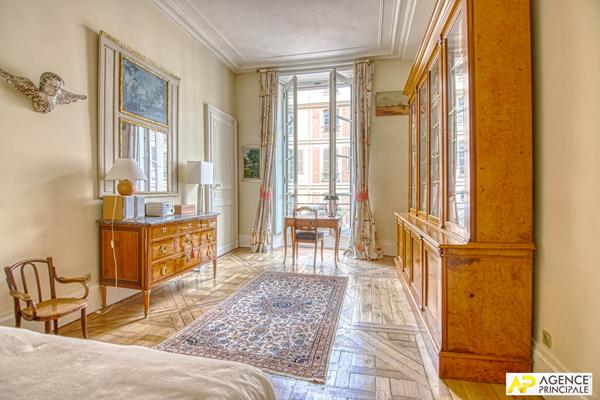 Versailles Saint-Louis Appartement 6 pièces 144.03 m² carrez situé au 2ème étage avec chambre de service, cave et parking en option €1 150 000 ** - Référence 27321