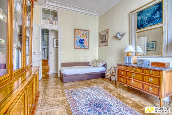 Versailles Saint-Louis Appartement 6 pièces 144.03 m² carrez situé au 2ème étage avec chambre de service, cave et parking en option €1 150 000 ** - Référence 27321