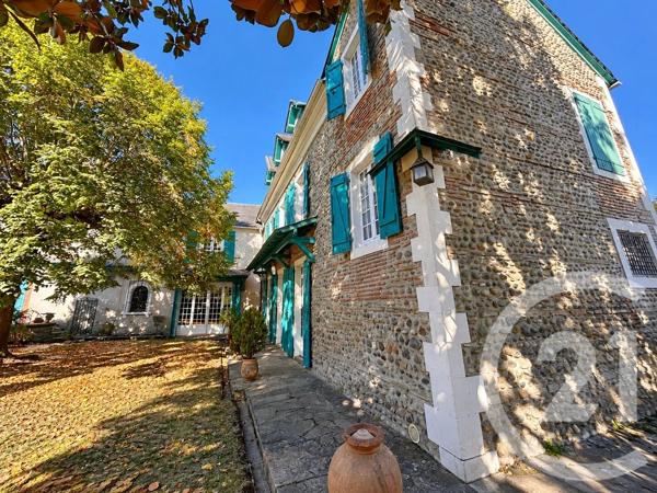 Maison à vendre  9 pièces - 306 m 2   PAU  - 64