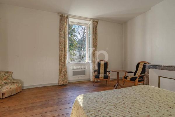 Maison de caractère au cœur de Salles – Charme et potentiel exceptionnel