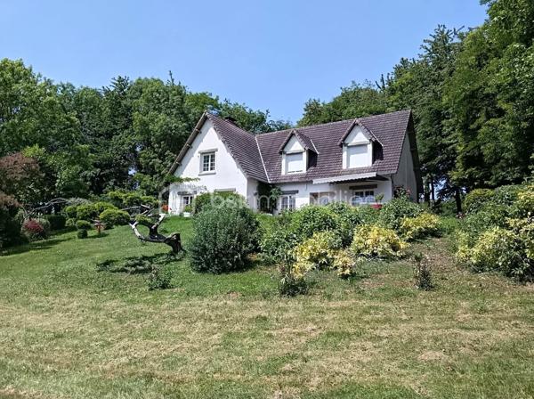 📍 À seulement quelques minutes de Flers, découvrez ce véritable havre de paix niché dans un environnement préservé, offrant calme absolu, intimité totale et une vue panoramique sur toute la vallée 🌄 et sur la nature environnante 🌿.

💚 Les amoureux de grands espaces seront immédiatement séduits par cette propriété de caractère développant environ 172 m² habitables, implantée au cœur d’un magnifique parc clos, boisé et arboré de plus de 12 000 m² 🌳🍃.

🌲 Véritable écrin de verdure, le terrain abrite une superbe clairière naturelle qui confère à l’ensemble une atmosphère unique. Un cadre idéal pour accueillir des animaux 🐴🐶, développer un projet de permaculture 🌱 ou simplement profiter d’un environnement exceptionnel en toute tranquillité.

🏠 UNE MAISON SPACIEUSE ET ÉCONOME 💡

Cette bâtisse allie avec harmonie le charme de l’ancien ✨ et le confort actuel.
🔥 Ses poutres apparentes,
🔥 Sa vaste cheminée en granit équipée d’un poêle à bois,
🔥 Ses volumes généreux, créent une ambiance chaleureuse et authentique.

🌟 Autre atout rare pour une maison de cette surface : son excellent classement énergétique (DPE C), permettant de maîtriser les dépenses de chauffage tout au long de l’année 💶.

📋 La maison se compose notamment :
✔️ D’une belle pièce de vie lumineuse d’environ 40 m² ;
✔️ De 6 chambres 🛏️ ;
✔️ D’un bureau pouvant également servir de chambre d’appoint 💼 ;
✔️ D’une mezzanine idéale pour un espace télétravail 💻 ;
✔️ Fibre internet disponible ⚡.

🏡 Les murs doublés en Siporex participent au confort thermique de l’habitation.

📍 UN EMPLACEMENT PRIVILÉGIÉ
🛒 Située dans une commune dynamique disposant de commerces de proximité (tabac, coiffeur, alimentation…),
🚗 La propriété bénéficie également d’un accès rapide à Flers :
🎓 Écoles
🛍️ Commerces
🏥 Services
🚆 Gare desservant notamment la ligne Paris-Granville
🔨 Potentiel d’aménagement extérieur,
🏡 Création de dépendance,
🌳 Projets de loisirs,

Cette propriété offre de nombreuses possibilités selon vos envies.

✨ Un bien rare sur le secteur, réunissant espace, nature, confort et performance énergétique.

❤️ À découvrir sans tarder.