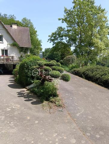 📍 À seulement quelques minutes de Flers, découvrez ce véritable havre de paix niché dans un environnement préservé, offrant calme absolu, intimité totale et une vue panoramique sur toute la vallée 🌄 et sur la nature environnante 🌿.

💚 Les amoureux de grands espaces seront immédiatement séduits par cette propriété de caractère développant environ 172 m² habitables, implantée au cœur d’un magnifique parc clos, boisé et arboré de plus de 12 000 m² 🌳🍃.

🌲 Véritable écrin de verdure, le terrain abrite une superbe clairière naturelle qui confère à l’ensemble une atmosphère unique. Un cadre idéal pour accueillir des animaux 🐴🐶, développer un projet de permaculture 🌱 ou simplement profiter d’un environnement exceptionnel en toute tranquillité.

🏠 UNE MAISON SPACIEUSE ET ÉCONOME 💡

Cette bâtisse allie avec harmonie le charme de l’ancien ✨ et le confort actuel.
🔥 Ses poutres apparentes,
🔥 Sa vaste cheminée en granit équipée d’un poêle à bois,
🔥 Ses volumes généreux, créent une ambiance chaleureuse et authentique.

🌟 Autre atout rare pour une maison de cette surface : son excellent classement énergétique (DPE C), permettant de maîtriser les dépenses de chauffage tout au long de l’année 💶.

📋 La maison se compose notamment :
✔️ D’une belle pièce de vie lumineuse d’environ 40 m² ;
✔️ De 6 chambres 🛏️ ;
✔️ D’un bureau pouvant également servir de chambre d’appoint 💼 ;
✔️ D’une mezzanine idéale pour un espace télétravail 💻 ;
✔️ Fibre internet disponible ⚡.

🏡 Les murs doublés en Siporex participent au confort thermique de l’habitation.

📍 UN EMPLACEMENT PRIVILÉGIÉ
🛒 Située dans une commune dynamique disposant de commerces de proximité (tabac, coiffeur, alimentation…),
🚗 La propriété bénéficie également d’un accès rapide à Flers :
🎓 Écoles
🛍️ Commerces
🏥 Services
🚆 Gare desservant notamment la ligne Paris-Granville
🔨 Potentiel d’aménagement extérieur,
🏡 Création de dépendance,
🌳 Projets de loisirs,

Cette propriété offre de nombreuses possibilités selon vos envies.

✨ Un bien rare sur le secteur, réunissant espace, nature, confort et performance énergétique.

❤️ À découvrir sans tarder.