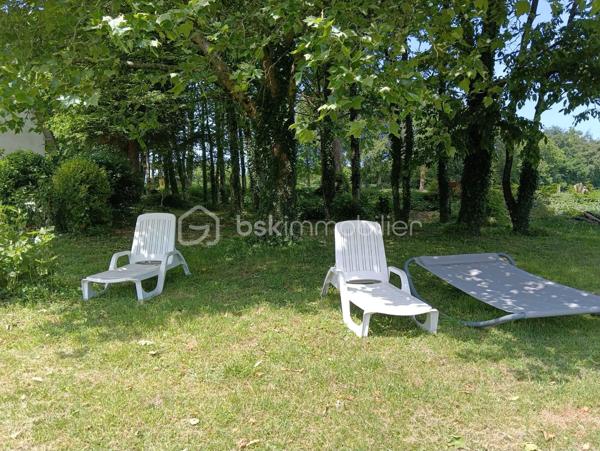 📍 À seulement quelques minutes de Flers, découvrez ce véritable havre de paix niché dans un environnement préservé, offrant calme absolu, intimité totale et une vue panoramique sur toute la vallée 🌄 et sur la nature environnante 🌿.

💚 Les amoureux de grands espaces seront immédiatement séduits par cette propriété de caractère développant environ 172 m² habitables, implantée au cœur d’un magnifique parc clos, boisé et arboré de plus de 12 000 m² 🌳🍃.

🌲 Véritable écrin de verdure, le terrain abrite une superbe clairière naturelle qui confère à l’ensemble une atmosphère unique. Un cadre idéal pour accueillir des animaux 🐴🐶, développer un projet de permaculture 🌱 ou simplement profiter d’un environnement exceptionnel en toute tranquillité.

🏠 UNE MAISON SPACIEUSE ET ÉCONOME 💡

Cette bâtisse allie avec harmonie le charme de l’ancien ✨ et le confort actuel.
🔥 Ses poutres apparentes,
🔥 Sa vaste cheminée en granit équipée d’un poêle à bois,
🔥 Ses volumes généreux, créent une ambiance chaleureuse et authentique.

🌟 Autre atout rare pour une maison de cette surface : son excellent classement énergétique (DPE C), permettant de maîtriser les dépenses de chauffage tout au long de l’année 💶.

📋 La maison se compose notamment :
✔️ D’une belle pièce de vie lumineuse d’environ 40 m² ;
✔️ De 6 chambres 🛏️ ;
✔️ D’un bureau pouvant également servir de chambre d’appoint 💼 ;
✔️ D’une mezzanine idéale pour un espace télétravail 💻 ;
✔️ Fibre internet disponible ⚡.

🏡 Les murs doublés en Siporex participent au confort thermique de l’habitation.

📍 UN EMPLACEMENT PRIVILÉGIÉ
🛒 Située dans une commune dynamique disposant de commerces de proximité (tabac, coiffeur, alimentation…),
🚗 La propriété bénéficie également d’un accès rapide à Flers :
🎓 Écoles
🛍️ Commerces
🏥 Services
🚆 Gare desservant notamment la ligne Paris-Granville
🔨 Potentiel d’aménagement extérieur,
🏡 Création de dépendance,
🌳 Projets de loisirs,

Cette propriété offre de nombreuses possibilités selon vos envies.

✨ Un bien rare sur le secteur, réunissant espace, nature, confort et performance énergétique.

❤️ À découvrir sans tarder.