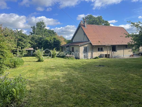 Située à moins de 5 km du centre-ville de Villers-sur-Mer et de ses plages (7 minutes en voiture), et à seulement 11 km de la zone commerciale Carrefour Touques/Deauville (14 minutes), cette maison individuelle de 96 m² offre un beau potentiel de rénovation sur une parcelle d'environ 1 450 m².

Le rez-de-chaussée se compose d'une agréable pièce de vie de plus de 25 m², agrémentée d'une cheminée à insert fonctionnelle. Celle-ci est prolongée par une pièce supplémentaire de plus de 6 m², permettant d'envisager facilement un agrandissement de l'espace de vie.
Ce niveau comprend également une cuisine indépendante pouvant être ouverte sur le séjour, une chambre de plus de 12 m² ainsi qu'une salle d'eau avec toilettes, offrant la possibilité d'une vie de plain-pied. Un cellier/buanderie attenant à la cuisine, avec accès direct au jardin, complète cet espace.

À l'étage, sous combles, un palier dessert une pièce de stockage à usage de grenier, une petite chambre avec balcon en enfilade avec une seconde chambre de plus de 10 m² (surface sous 1,80 m non comprise). Cette dernière bénéficie d'un point d'eau privatif avec lavabo et bidet. Un escalier extérieur permet également un accès indépendant à l'étage.

À l'extérieur, un beau jardin arboré et entièrement clos ainsi qu’un grand garage indépendant pouvant également être aménagé en dépendance viennent compléter l'ensemble.

Des travaux de rénovation et de réaménagement sont à prévoir, offrant l'opportunité de repenser les espaces selon vos besoins et vos envies. Ce bien à un fort potentiel d’aménagement offre également la possibilité de créer un espace locatif indépendant, permettant d’envisager des revenus complémentaires et une rentabilité locative intéressante.
Des propositions d'aménagement générées par intelligence artificielle sont disponibles afin de vous aider à vous projeter dans le potentiel de ce bien.

Assainissement individuel à prévoir
Chauffage au gaz assuré par une chaudière alimentée par une cuve sous contrat Butagaz