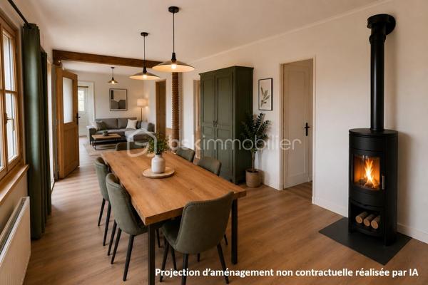 Située à moins de 5 km du centre-ville de Villers-sur-Mer et de ses plages (7 minutes en voiture), et à seulement 11 km de la zone commerciale Carrefour Touques/Deauville (14 minutes), cette maison individuelle de 96 m² offre un beau potentiel de rénovation sur une parcelle d'environ 1 450 m².

Le rez-de-chaussée se compose d'une agréable pièce de vie de plus de 25 m², agrémentée d'une cheminée à insert fonctionnelle. Celle-ci est prolongée par une pièce supplémentaire de plus de 6 m², permettant d'envisager facilement un agrandissement de l'espace de vie.
Ce niveau comprend également une cuisine indépendante pouvant être ouverte sur le séjour, une chambre de plus de 12 m² ainsi qu'une salle d'eau avec toilettes, offrant la possibilité d'une vie de plain-pied. Un cellier/buanderie attenant à la cuisine, avec accès direct au jardin, complète cet espace.

À l'étage, sous combles, un palier dessert une pièce de stockage à usage de grenier, une petite chambre avec balcon en enfilade avec une seconde chambre de plus de 10 m² (surface sous 1,80 m non comprise). Cette dernière bénéficie d'un point d'eau privatif avec lavabo et bidet. Un escalier extérieur permet également un accès indépendant à l'étage.

À l'extérieur, un beau jardin arboré et entièrement clos ainsi qu’un grand garage indépendant pouvant également être aménagé en dépendance viennent compléter l'ensemble.

Des travaux de rénovation et de réaménagement sont à prévoir, offrant l'opportunité de repenser les espaces selon vos besoins et vos envies. Ce bien à un fort potentiel d’aménagement offre également la possibilité de créer un espace locatif indépendant, permettant d’envisager des revenus complémentaires et une rentabilité locative intéressante.
Des propositions d'aménagement générées par intelligence artificielle sont disponibles afin de vous aider à vous projeter dans le potentiel de ce bien.

Assainissement individuel à prévoir
Chauffage au gaz assuré par une chaudière alimentée par une cuve sous contrat Butagaz