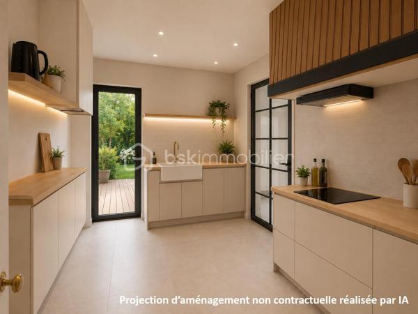 Située à moins de 5 km du centre-ville de Villers-sur-Mer et de ses plages (7 minutes en voiture), et à seulement 11 km de la zone commerciale Carrefour Touques/Deauville (14 minutes), cette maison individuelle de 96 m² offre un beau potentiel de rénovation sur une parcelle d'environ 1 450 m².

Le rez-de-chaussée se compose d'une agréable pièce de vie de plus de 25 m², agrémentée d'une cheminée à insert fonctionnelle. Celle-ci est prolongée par une pièce supplémentaire de plus de 6 m², permettant d'envisager facilement un agrandissement de l'espace de vie.
Ce niveau comprend également une cuisine indépendante pouvant être ouverte sur le séjour, une chambre de plus de 12 m² ainsi qu'une salle d'eau avec toilettes, offrant la possibilité d'une vie de plain-pied. Un cellier/buanderie attenant à la cuisine, avec accès direct au jardin, complète cet espace.

À l'étage, sous combles, un palier dessert une pièce de stockage à usage de grenier, une petite chambre avec balcon en enfilade avec une seconde chambre de plus de 10 m² (surface sous 1,80 m non comprise). Cette dernière bénéficie d'un point d'eau privatif avec lavabo et bidet. Un escalier extérieur permet également un accès indépendant à l'étage.

À l'extérieur, un beau jardin arboré et entièrement clos ainsi qu’un grand garage indépendant pouvant également être aménagé en dépendance viennent compléter l'ensemble.

Des travaux de rénovation et de réaménagement sont à prévoir, offrant l'opportunité de repenser les espaces selon vos besoins et vos envies. Ce bien à un fort potentiel d’aménagement offre également la possibilité de créer un espace locatif indépendant, permettant d’envisager des revenus complémentaires et une rentabilité locative intéressante.
Des propositions d'aménagement générées par intelligence artificielle sont disponibles afin de vous aider à vous projeter dans le potentiel de ce bien.

Assainissement individuel à prévoir
Chauffage au gaz assuré par une chaudière alimentée par une cuve sous contrat Butagaz