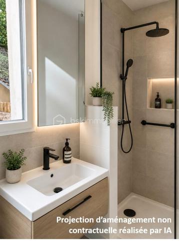 Située à moins de 5 km du centre-ville de Villers-sur-Mer et de ses plages (7 minutes en voiture), et à seulement 11 km de la zone commerciale Carrefour Touques/Deauville (14 minutes), cette maison individuelle de 96 m² offre un beau potentiel de rénovation sur une parcelle d'environ 1 450 m².

Le rez-de-chaussée se compose d'une agréable pièce de vie de plus de 25 m², agrémentée d'une cheminée à insert fonctionnelle. Celle-ci est prolongée par une pièce supplémentaire de plus de 6 m², permettant d'envisager facilement un agrandissement de l'espace de vie.
Ce niveau comprend également une cuisine indépendante pouvant être ouverte sur le séjour, une chambre de plus de 12 m² ainsi qu'une salle d'eau avec toilettes, offrant la possibilité d'une vie de plain-pied. Un cellier/buanderie attenant à la cuisine, avec accès direct au jardin, complète cet espace.

À l'étage, sous combles, un palier dessert une pièce de stockage à usage de grenier, une petite chambre avec balcon en enfilade avec une seconde chambre de plus de 10 m² (surface sous 1,80 m non comprise). Cette dernière bénéficie d'un point d'eau privatif avec lavabo et bidet. Un escalier extérieur permet également un accès indépendant à l'étage.

À l'extérieur, un beau jardin arboré et entièrement clos ainsi qu’un grand garage indépendant pouvant également être aménagé en dépendance viennent compléter l'ensemble.

Des travaux de rénovation et de réaménagement sont à prévoir, offrant l'opportunité de repenser les espaces selon vos besoins et vos envies. Ce bien à un fort potentiel d’aménagement offre également la possibilité de créer un espace locatif indépendant, permettant d’envisager des revenus complémentaires et une rentabilité locative intéressante.
Des propositions d'aménagement générées par intelligence artificielle sont disponibles afin de vous aider à vous projeter dans le potentiel de ce bien.

Assainissement individuel à prévoir
Chauffage au gaz assuré par une chaudière alimentée par une cuve sous contrat Butagaz