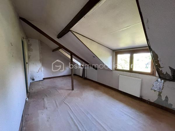 Située à moins de 5 km du centre-ville de Villers-sur-Mer et de ses plages (7 minutes en voiture), et à seulement 11 km de la zone commerciale Carrefour Touques/Deauville (14 minutes), cette maison individuelle de 96 m² offre un beau potentiel de rénovation sur une parcelle d'environ 1 450 m².

Le rez-de-chaussée se compose d'une agréable pièce de vie de plus de 25 m², agrémentée d'une cheminée à insert fonctionnelle. Celle-ci est prolongée par une pièce supplémentaire de plus de 6 m², permettant d'envisager facilement un agrandissement de l'espace de vie.
Ce niveau comprend également une cuisine indépendante pouvant être ouverte sur le séjour, une chambre de plus de 12 m² ainsi qu'une salle d'eau avec toilettes, offrant la possibilité d'une vie de plain-pied. Un cellier/buanderie attenant à la cuisine, avec accès direct au jardin, complète cet espace.

À l'étage, sous combles, un palier dessert une pièce de stockage à usage de grenier, une petite chambre avec balcon en enfilade avec une seconde chambre de plus de 10 m² (surface sous 1,80 m non comprise). Cette dernière bénéficie d'un point d'eau privatif avec lavabo et bidet. Un escalier extérieur permet également un accès indépendant à l'étage.

À l'extérieur, un beau jardin arboré et entièrement clos ainsi qu’un grand garage indépendant pouvant également être aménagé en dépendance viennent compléter l'ensemble.

Des travaux de rénovation et de réaménagement sont à prévoir, offrant l'opportunité de repenser les espaces selon vos besoins et vos envies. Ce bien à un fort potentiel d’aménagement offre également la possibilité de créer un espace locatif indépendant, permettant d’envisager des revenus complémentaires et une rentabilité locative intéressante.
Des propositions d'aménagement générées par intelligence artificielle sont disponibles afin de vous aider à vous projeter dans le potentiel de ce bien.

Assainissement individuel à prévoir
Chauffage au gaz assuré par une chaudière alimentée par une cuve sous contrat Butagaz