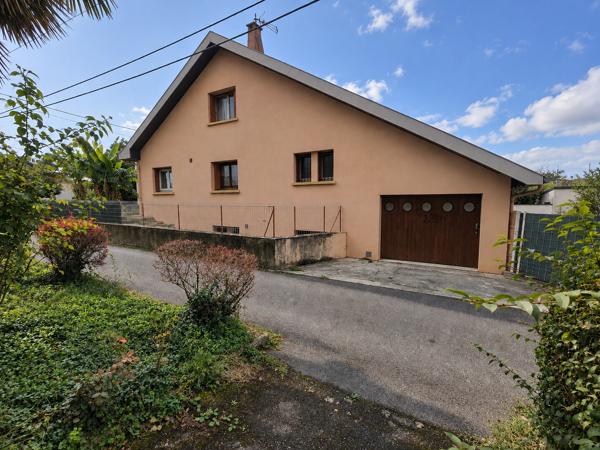 Maison de ville avec terrain, garage et sous-sol - Châteauvert