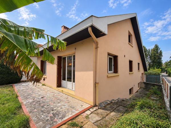 Maison de ville avec terrain, garage et sous-sol - Châteauvert