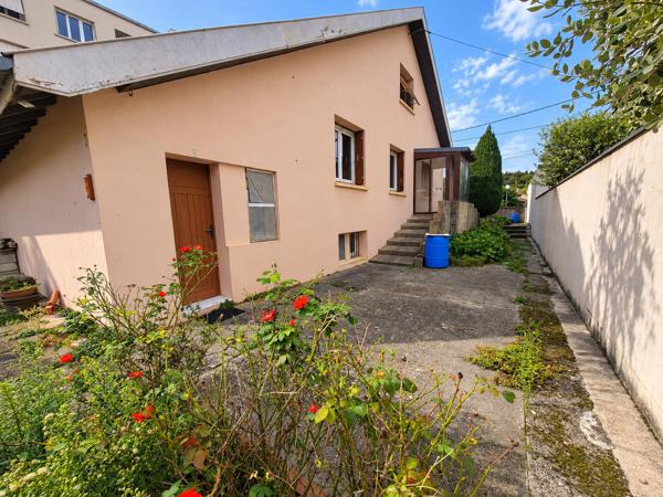 Maison de ville avec terrain, garage et sous-sol - Châteauvert