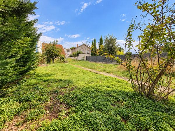 Maison de ville avec terrain, garage et sous-sol - Châteauvert