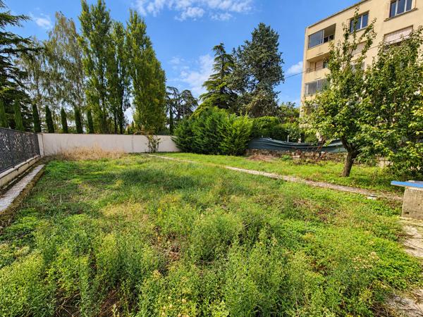 Maison de ville avec terrain, garage et sous-sol - Châteauvert
