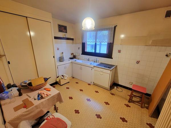 Maison de ville avec terrain, garage et sous-sol - Châteauvert