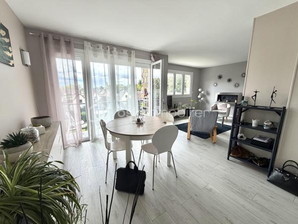 Visite vidéo disponible sur
- ma chaîne YT : Grégory Talbot IMMOBILIER (playlist : Visites filmées)
- FB : Grégory Talbot Immobilier (album : Visites vidéo)
- et sur mon IG : L'immobilier en Normandie (onglet : Réels)

Sur la commune de Sotteville-lès-Rouen 76300, 
Proximité transports, écoles, commerces... 
Secteur Kerville, 

Installez-vous dans ce bel appartement au second et dernier étage vous offrant une vue dégagée depuis son grand balcon ! 

Il offre deux chambres, un grand séjour double, cuisine + arrière cuisine... 
Complètent le bien une cave, un grenier et surtout un garage individuel fermé !

Concernant le DPE, il ne tient à pas grand chose de monter la note, on en discute au téléphone ? 

Prestations : double vitrage PVC, électricité ok, cumulus neuf thermodynamique hybride... 

Charges de copropriété d'environ 150€/mois comprenant notamment l'eau. 

Ne tardez pas !
