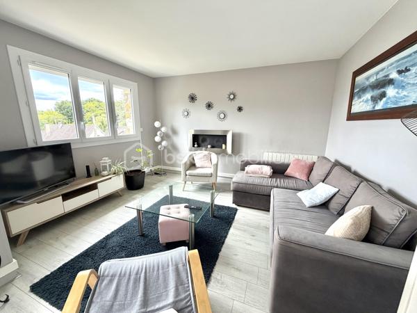 Visite vidéo disponible sur
- ma chaîne YT : Grégory Talbot IMMOBILIER (playlist : Visites filmées)
- FB : Grégory Talbot Immobilier (album : Visites vidéo)
- et sur mon IG : L'immobilier en Normandie (onglet : Réels)

Sur la commune de Sotteville-lès-Rouen 76300, 
Proximité transports, écoles, commerces... 
Secteur Kerville, 

Installez-vous dans ce bel appartement au second et dernier étage vous offrant une vue dégagée depuis son grand balcon ! 

Il offre deux chambres, un grand séjour double, cuisine + arrière cuisine... 
Complètent le bien une cave, un grenier et surtout un garage individuel fermé !

Concernant le DPE, il ne tient à pas grand chose de monter la note, on en discute au téléphone ? 

Prestations : double vitrage PVC, électricité ok, cumulus neuf thermodynamique hybride... 

Charges de copropriété d'environ 150€/mois comprenant notamment l'eau. 

Ne tardez pas !