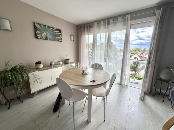 Visite vidéo disponible sur
- ma chaîne YT : Grégory Talbot IMMOBILIER (playlist : Visites filmées)
- FB : Grégory Talbot Immobilier (album : Visites vidéo)
- et sur mon IG : L'immobilier en Normandie (onglet : Réels)

Sur la commune de Sotteville-lès-Rouen 76300, 
Proximité transports, écoles, commerces... 
Secteur Kerville, 

Installez-vous dans ce bel appartement au second et dernier étage vous offrant une vue dégagée depuis son grand balcon ! 

Il offre deux chambres, un grand séjour double, cuisine + arrière cuisine... 
Complètent le bien une cave, un grenier et surtout un garage individuel fermé !

Concernant le DPE, il ne tient à pas grand chose de monter la note, on en discute au téléphone ? 

Prestations : double vitrage PVC, électricité ok, cumulus neuf thermodynamique hybride... 

Charges de copropriété d'environ 150€/mois comprenant notamment l'eau. 

Ne tardez pas !