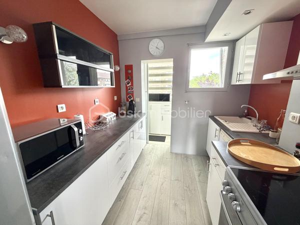 Visite vidéo disponible sur
- ma chaîne YT : Grégory Talbot IMMOBILIER (playlist : Visites filmées)
- FB : Grégory Talbot Immobilier (album : Visites vidéo)
- et sur mon IG : L'immobilier en Normandie (onglet : Réels)

Sur la commune de Sotteville-lès-Rouen 76300, 
Proximité transports, écoles, commerces... 
Secteur Kerville, 

Installez-vous dans ce bel appartement au second et dernier étage vous offrant une vue dégagée depuis son grand balcon ! 

Il offre deux chambres, un grand séjour double, cuisine + arrière cuisine... 
Complètent le bien une cave, un grenier et surtout un garage individuel fermé !

Concernant le DPE, il ne tient à pas grand chose de monter la note, on en discute au téléphone ? 

Prestations : double vitrage PVC, électricité ok, cumulus neuf thermodynamique hybride... 

Charges de copropriété d'environ 150€/mois comprenant notamment l'eau. 

Ne tardez pas !