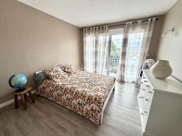 Visite vidéo disponible sur
- ma chaîne YT : Grégory Talbot IMMOBILIER (playlist : Visites filmées)
- FB : Grégory Talbot Immobilier (album : Visites vidéo)
- et sur mon IG : L'immobilier en Normandie (onglet : Réels)

Sur la commune de Sotteville-lès-Rouen 76300, 
Proximité transports, écoles, commerces... 
Secteur Kerville, 

Installez-vous dans ce bel appartement au second et dernier étage vous offrant une vue dégagée depuis son grand balcon ! 

Il offre deux chambres, un grand séjour double, cuisine + arrière cuisine... 
Complètent le bien une cave, un grenier et surtout un garage individuel fermé !

Concernant le DPE, il ne tient à pas grand chose de monter la note, on en discute au téléphone ? 

Prestations : double vitrage PVC, électricité ok, cumulus neuf thermodynamique hybride... 

Charges de copropriété d'environ 150€/mois comprenant notamment l'eau. 

Ne tardez pas !