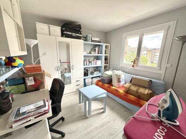Visite vidéo disponible sur
- ma chaîne YT : Grégory Talbot IMMOBILIER (playlist : Visites filmées)
- FB : Grégory Talbot Immobilier (album : Visites vidéo)
- et sur mon IG : L'immobilier en Normandie (onglet : Réels)

Sur la commune de Sotteville-lès-Rouen 76300, 
Proximité transports, écoles, commerces... 
Secteur Kerville, 

Installez-vous dans ce bel appartement au second et dernier étage vous offrant une vue dégagée depuis son grand balcon ! 

Il offre deux chambres, un grand séjour double, cuisine + arrière cuisine... 
Complètent le bien une cave, un grenier et surtout un garage individuel fermé !

Concernant le DPE, il ne tient à pas grand chose de monter la note, on en discute au téléphone ? 

Prestations : double vitrage PVC, électricité ok, cumulus neuf thermodynamique hybride... 

Charges de copropriété d'environ 150€/mois comprenant notamment l'eau. 

Ne tardez pas !