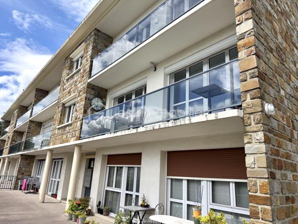 Visite vidéo disponible sur
- ma chaîne YT : Grégory Talbot IMMOBILIER (playlist : Visites filmées)
- FB : Grégory Talbot Immobilier (album : Visites vidéo)
- et sur mon IG : L'immobilier en Normandie (onglet : Réels)

Sur la commune de Sotteville-lès-Rouen 76300, 
Proximité transports, écoles, commerces... 
Secteur Kerville, 

Installez-vous dans ce bel appartement au second et dernier étage vous offrant une vue dégagée depuis son grand balcon ! 

Il offre deux chambres, un grand séjour double, cuisine + arrière cuisine... 
Complètent le bien une cave, un grenier et surtout un garage individuel fermé !

Concernant le DPE, il ne tient à pas grand chose de monter la note, on en discute au téléphone ? 

Prestations : double vitrage PVC, électricité ok, cumulus neuf thermodynamique hybride... 

Charges de copropriété d'environ 150€/mois comprenant notamment l'eau. 

Ne tardez pas !