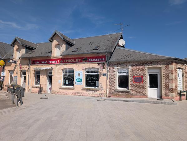 Idéal pour un investisseur, découvrez un immeuble à usage d'habitation et commercial de 391m2.
Composé au rez-de-chaussée d'un local commercial bar-tabac, une salle de débit, une épicerie, une cuisine, un wc, une salle à manger et un second wc.
À l'étage vous trouverez quatre studios meublés actuellement loués pour un total de 82.32m2 avec une buanderie commune située au rez-de-chaussée. L'entrée pour accéder aux studios est indépendante au bar-tabac.
Cet immeuble comprend également une cour et trois petits bâtiments.
Chauffage électrique pour les studios et au gaz pour le commerce.
Renseignement sur l'investissement sur demande.
