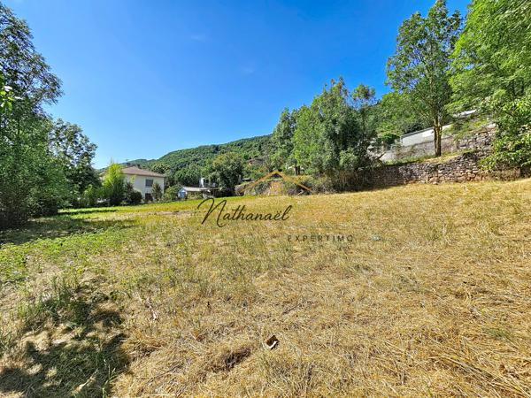 Grand terrain constructible aux Cazes
