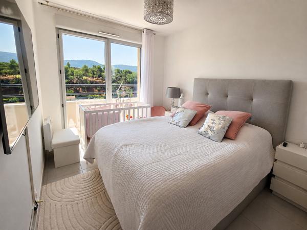Superbe T3 au dernier étage avec terrasse - MARSEILLE 11ème 315 000 €