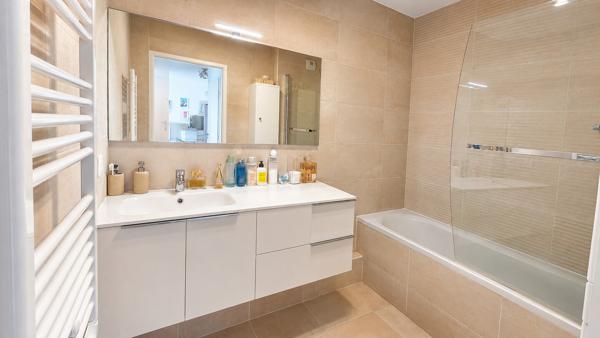 Superbe T3 au dernier étage avec terrasse - MARSEILLE 11ème 315 000 €