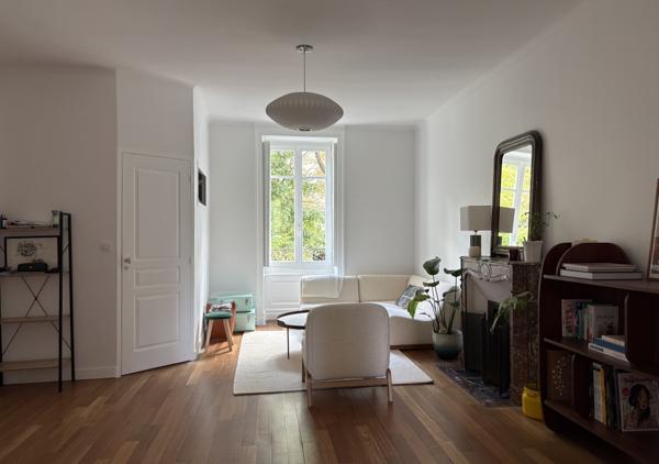 Appartement T3 de 87,50 m² au 1er étage d'un ancien hôtel particulier ravalé