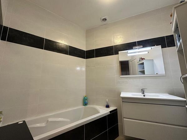 MEZE CENTRE Appartement T3 rénové de 51m2 en rdc