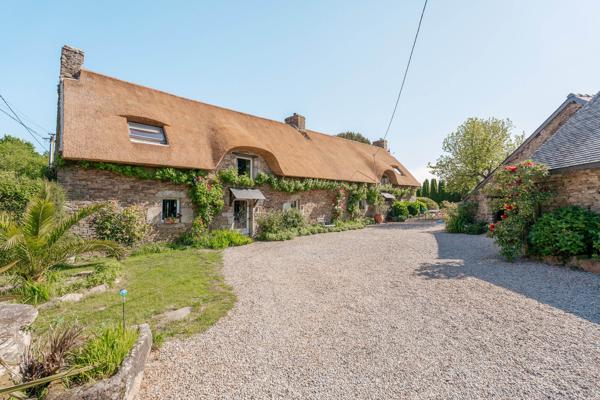 Chaumière de charme avec piscine chauffée et dépendances en campagne de Pluvigner