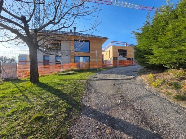 Appartement à vendre T3 /T4 ( 2 chambres et 1 coin nuit) en duplex atypique avec terrasse Vue Lac et Montagnes sur Savines Le Lac  (05) dans résidence neuve