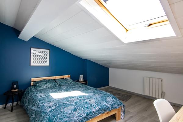 Bordeaux (33000) Dernier étage T4 52 m² carrez / 83 m² au sol