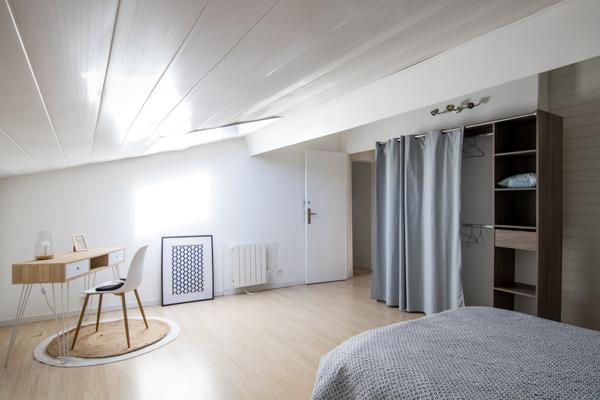 Bordeaux (33000) Dernier étage T4 52 m² carrez / 83 m² au sol