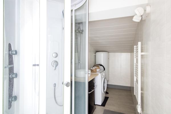 Bordeaux (33000) Dernier étage T4 52 m² carrez / 83 m² au sol