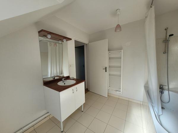 PROCHE DES COMMERCES ET ECOLE