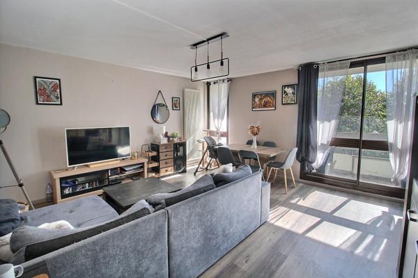 Appartement Elancourt 4 pièces 79 m2 avec parking sous-sol et cave