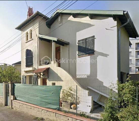 Je vous présente à la vente une maison à rénover dans le quartier recherché de Toulouse Côte Pavée / Guilhemery.
Cette maison des années 30 a un énorme potentiel de rénovation.
Actuellement, le bien sur 2 niveaux fait environ 115 m2 sur une parcelle piscinable d'environ 380 m2, avec des combles aménageables.
Maison traversante, très lumineuse
Vous avez également la possibilité de faire une extension et/ou un garage.
Belle opportunité!
