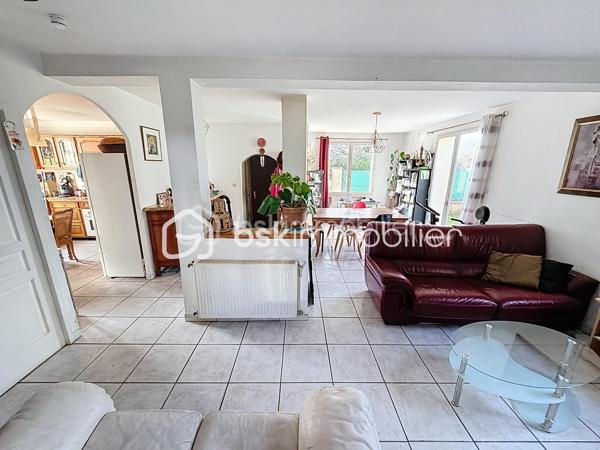 Je vous présente à la vente une maison à rénover dans le quartier recherché de Toulouse Côte Pavée / Guilhemery.
Cette maison des années 30 a un énorme potentiel de rénovation.
Actuellement, le bien sur 2 niveaux fait environ 115 m2 sur une parcelle piscinable d'environ 380 m2, avec des combles aménageables.
Maison traversante, très lumineuse
Vous avez également la possibilité de faire une extension et/ou un garage.
Belle opportunité!