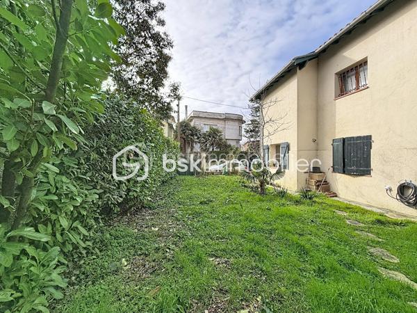 Je vous présente à la vente une maison à rénover dans le quartier recherché de Toulouse Côte Pavée / Guilhemery.
Cette maison des années 30 a un énorme potentiel de rénovation.
Actuellement, le bien sur 2 niveaux fait environ 115 m2 sur une parcelle piscinable d'environ 380 m2, avec des combles aménageables.
Maison traversante, très lumineuse
Vous avez également la possibilité de faire une extension et/ou un garage.
Belle opportunité!
