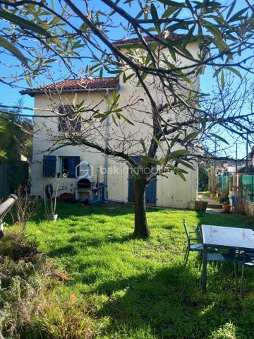Je vous présente à la vente une maison à rénover dans le quartier recherché de Toulouse Côte Pavée / Guilhemery.
Cette maison des années 30 a un énorme potentiel de rénovation.
Actuellement, le bien sur 2 niveaux fait environ 115 m2 sur une parcelle piscinable d'environ 380 m2, avec des combles aménageables.
Maison traversante, très lumineuse
Vous avez également la possibilité de faire une extension et/ou un garage.
Belle opportunité!