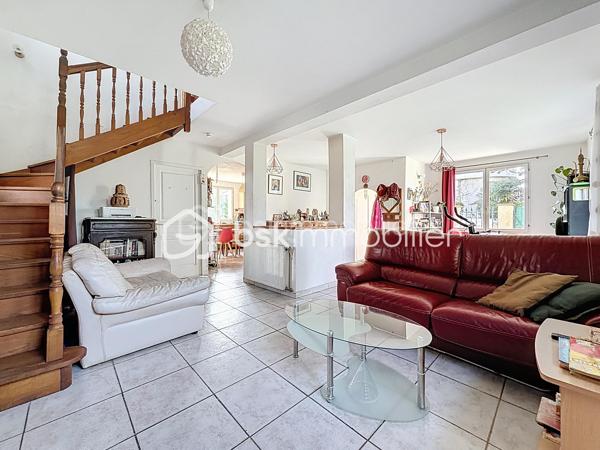 Je vous présente à la vente une maison à rénover dans le quartier recherché de Toulouse Côte Pavée / Guilhemery.
Cette maison des années 30 a un énorme potentiel de rénovation.
Actuellement, le bien sur 2 niveaux fait environ 115 m2 sur une parcelle piscinable d'environ 380 m2, avec des combles aménageables.
Maison traversante, très lumineuse
Vous avez également la possibilité de faire une extension et/ou un garage.
Belle opportunité!