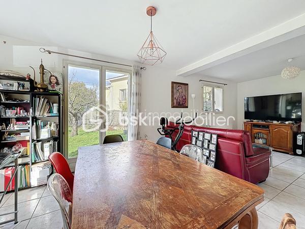 Je vous présente à la vente une maison à rénover dans le quartier recherché de Toulouse Côte Pavée / Guilhemery.
Cette maison des années 30 a un énorme potentiel de rénovation.
Actuellement, le bien sur 2 niveaux fait environ 115 m2 sur une parcelle piscinable d'environ 380 m2, avec des combles aménageables.
Maison traversante, très lumineuse
Vous avez également la possibilité de faire une extension et/ou un garage.
Belle opportunité!