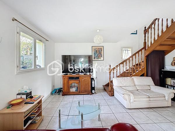 Je vous présente à la vente une maison à rénover dans le quartier recherché de Toulouse Côte Pavée / Guilhemery.
Cette maison des années 30 a un énorme potentiel de rénovation.
Actuellement, le bien sur 2 niveaux fait environ 115 m2 sur une parcelle piscinable d'environ 380 m2, avec des combles aménageables.
Maison traversante, très lumineuse
Vous avez également la possibilité de faire une extension et/ou un garage.
Belle opportunité!