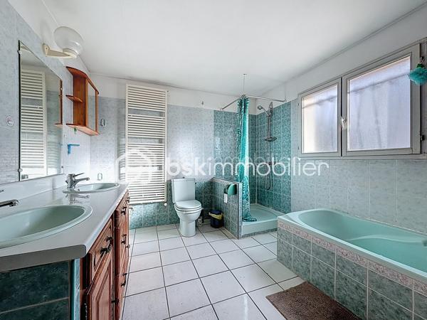 Je vous présente à la vente une maison à rénover dans le quartier recherché de Toulouse Côte Pavée / Guilhemery.
Cette maison des années 30 a un énorme potentiel de rénovation.
Actuellement, le bien sur 2 niveaux fait environ 115 m2 sur une parcelle piscinable d'environ 380 m2, avec des combles aménageables.
Maison traversante, très lumineuse
Vous avez également la possibilité de faire une extension et/ou un garage.
Belle opportunité!