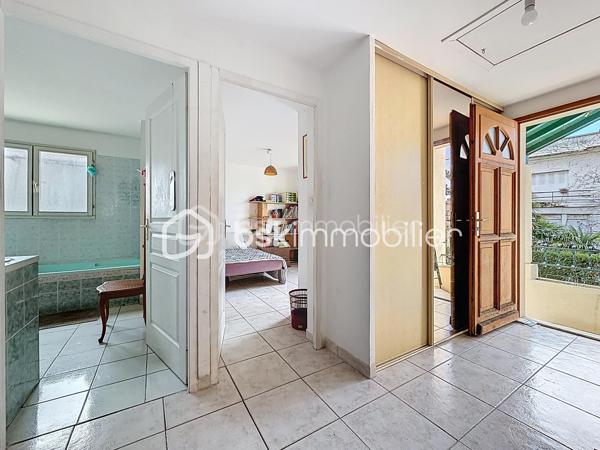 Je vous présente à la vente une maison à rénover dans le quartier recherché de Toulouse Côte Pavée / Guilhemery.
Cette maison des années 30 a un énorme potentiel de rénovation.
Actuellement, le bien sur 2 niveaux fait environ 115 m2 sur une parcelle piscinable d'environ 380 m2, avec des combles aménageables.
Maison traversante, très lumineuse
Vous avez également la possibilité de faire une extension et/ou un garage.
Belle opportunité!
