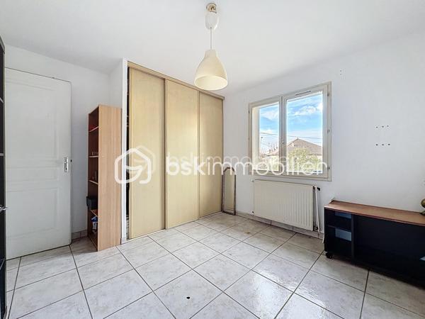 Je vous présente à la vente une maison à rénover dans le quartier recherché de Toulouse Côte Pavée / Guilhemery.
Cette maison des années 30 a un énorme potentiel de rénovation.
Actuellement, le bien sur 2 niveaux fait environ 115 m2 sur une parcelle piscinable d'environ 380 m2, avec des combles aménageables.
Maison traversante, très lumineuse
Vous avez également la possibilité de faire une extension et/ou un garage.
Belle opportunité!